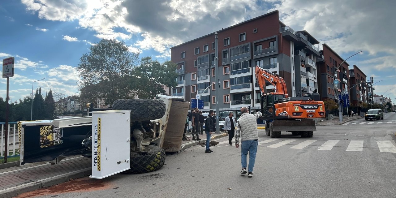 Asfalt silindiri yola devrildi: 1 yaralı