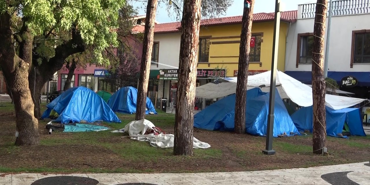Sındırgı’da depremin ardından halk geceyi sokakta ve çadırlarda geçirdi