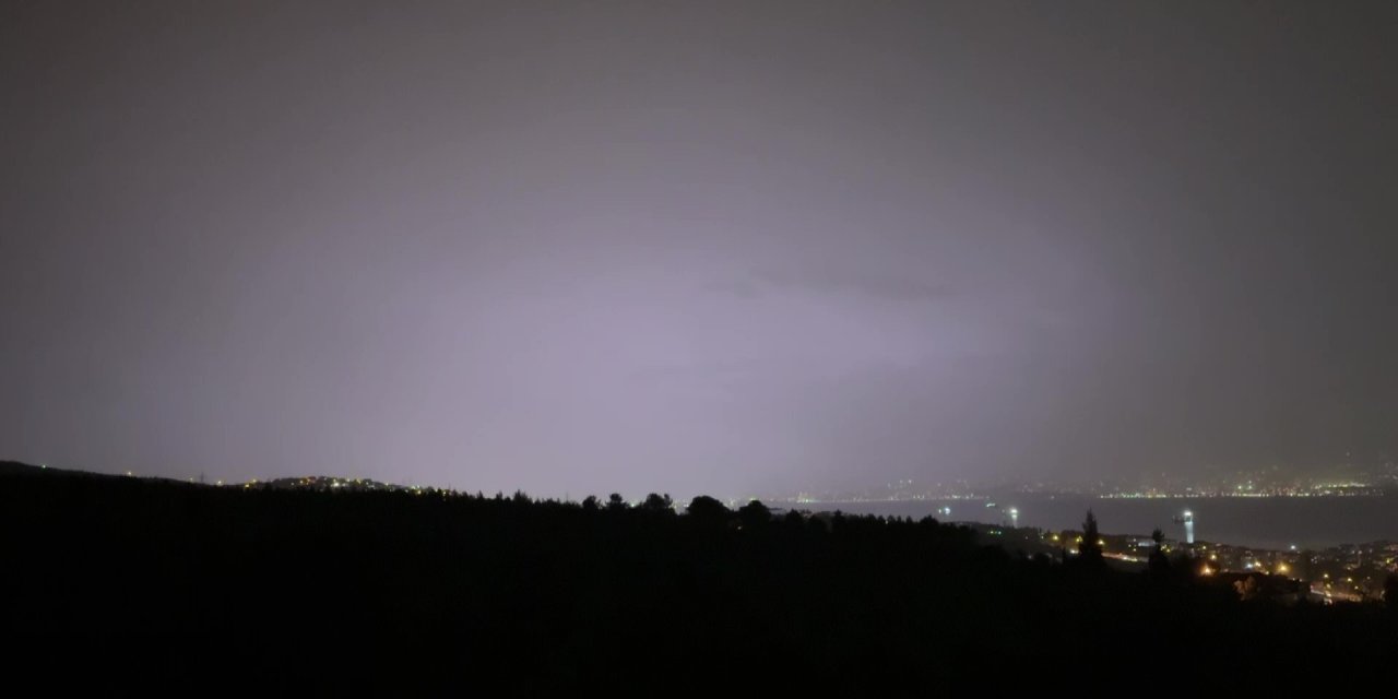 Kocaeli'de şimşekler adeta geceyi gündüze çevirdi