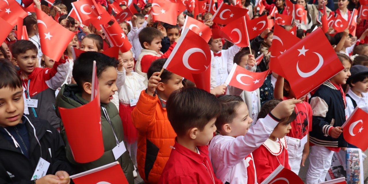 İzmit’te Cumhuriyet Korteji  çocukların adımlarıyla renklendi