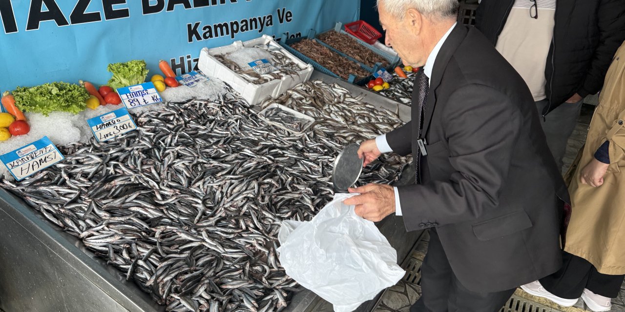 DENİZLERDE BALIK BOLLUĞU:  Hamsinin fiyatı 89 liraya düştü