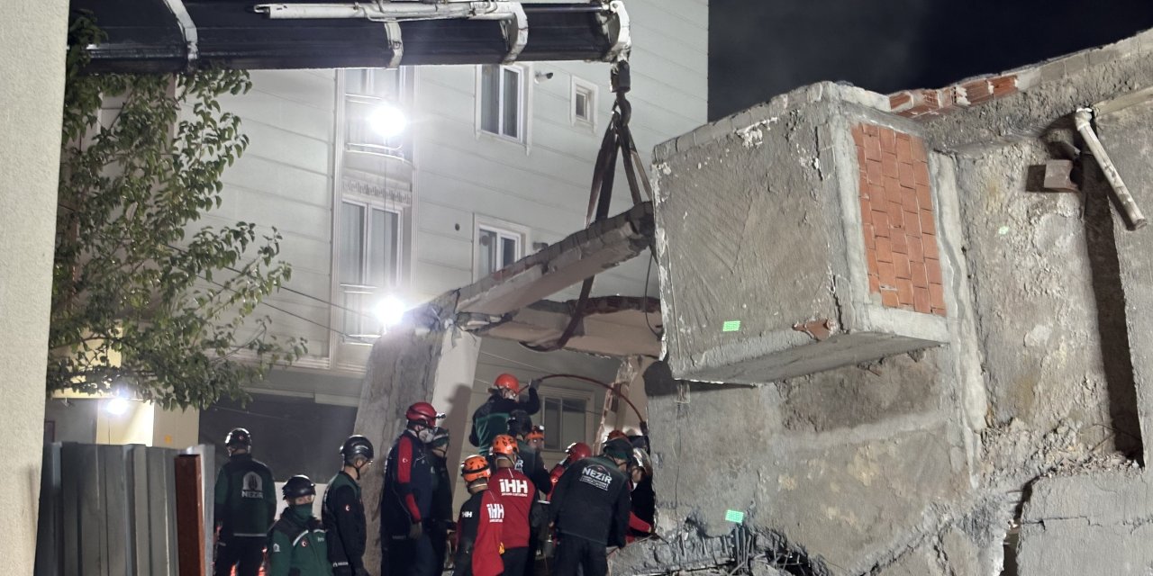 Enkaz başında 12. saat: Anne ve baba aranıyor