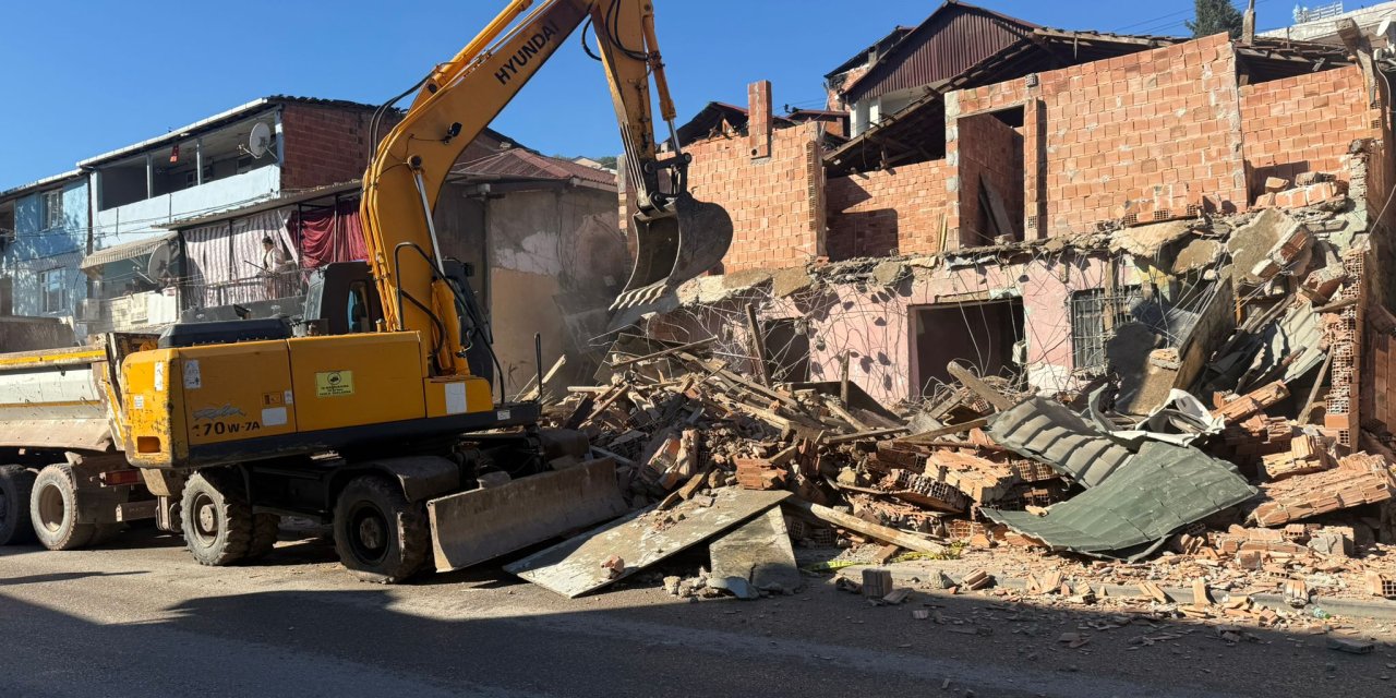 İzmit Belediyesinden kaçak yapı yıkımı