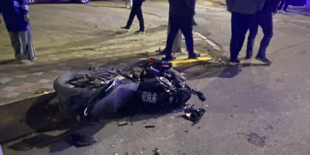 İş makinesi ile çarpışan motosikletli ağır yaralandı