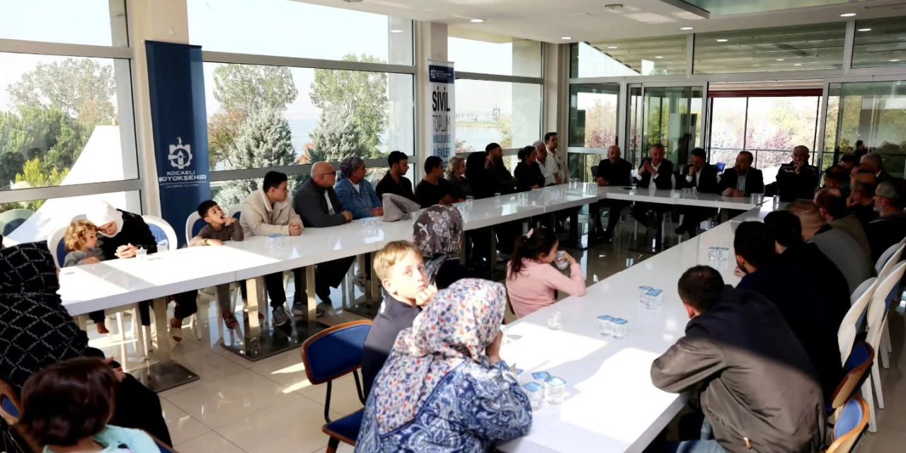 Evlerine giremeyen ailelere moral ziyareti