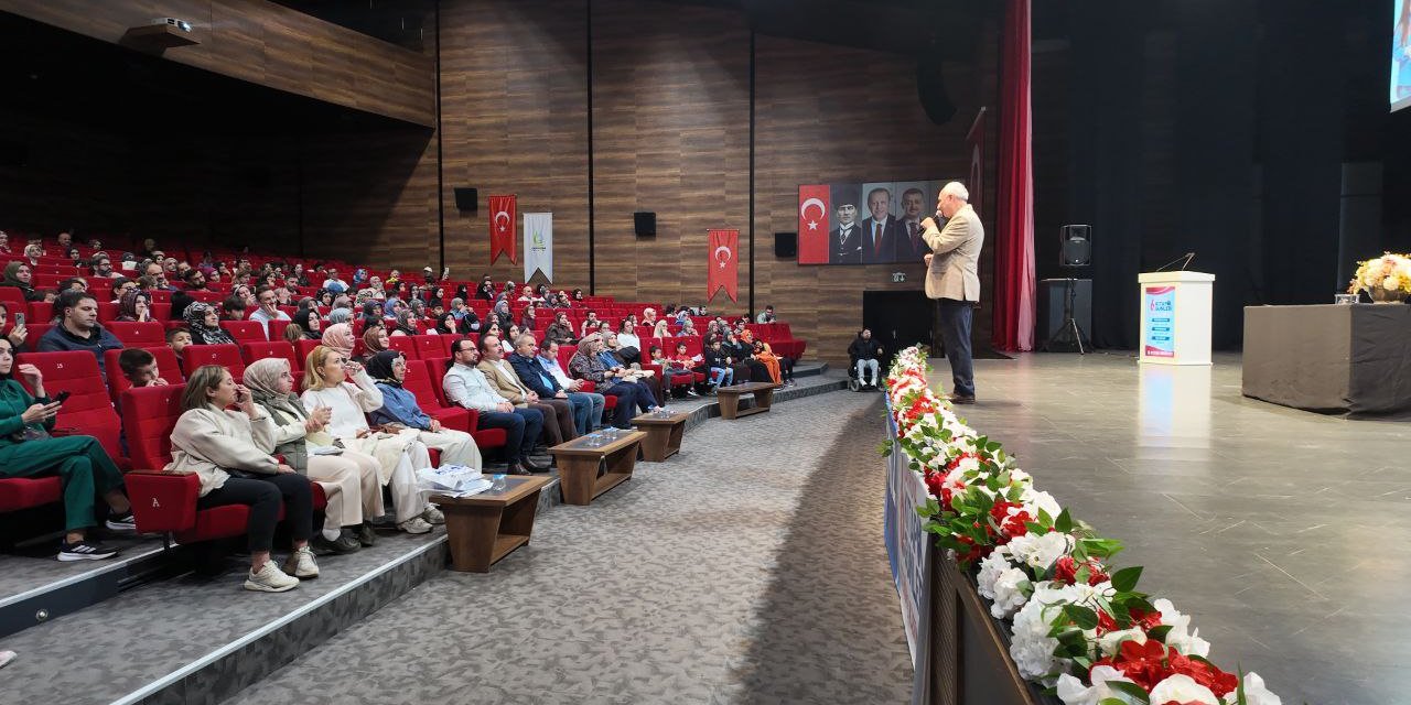 Nurullah Genç  okurlarıyla buluştu