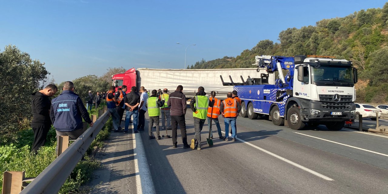 Tır kazası TEM'i kilitledi