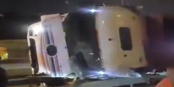 Virajı alamayan yonga yüklü tır devrildi