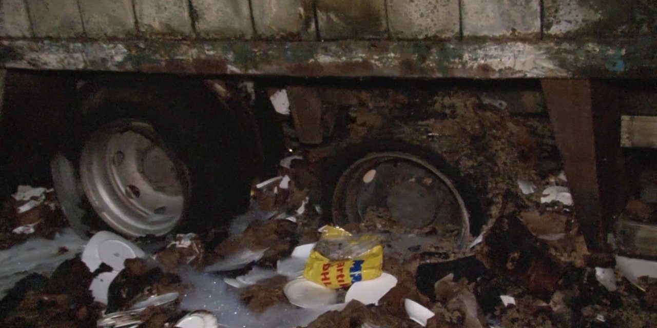 Kamyonun lastiği alev aldı