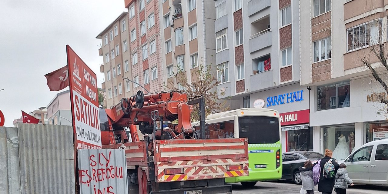 İnşaat firması yaya yolunu kapattı!