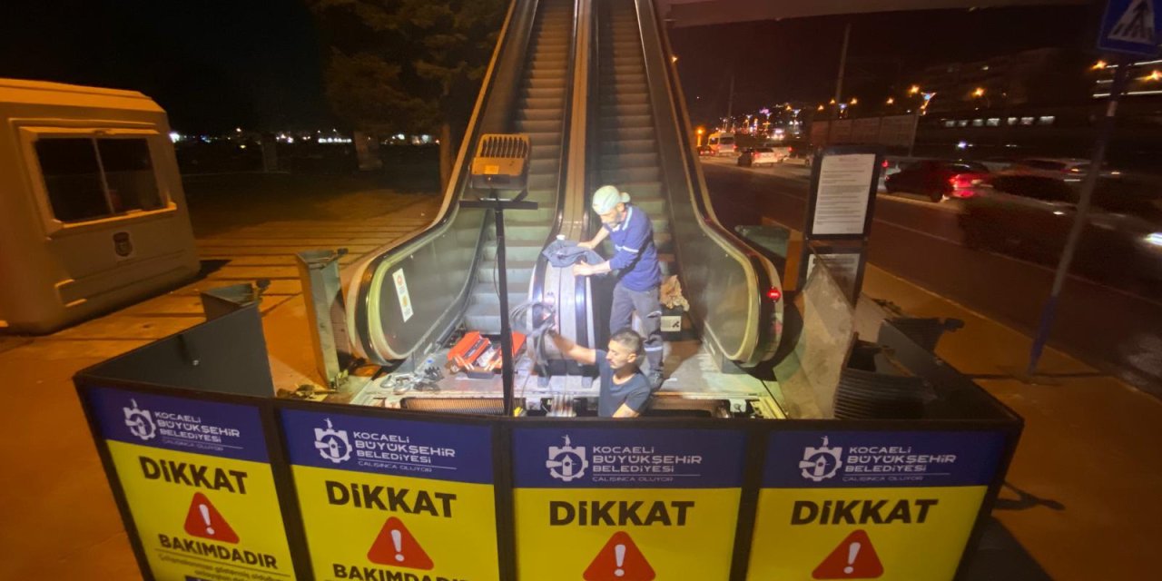 Yürüyen merdivenlere bakım yapılıyor