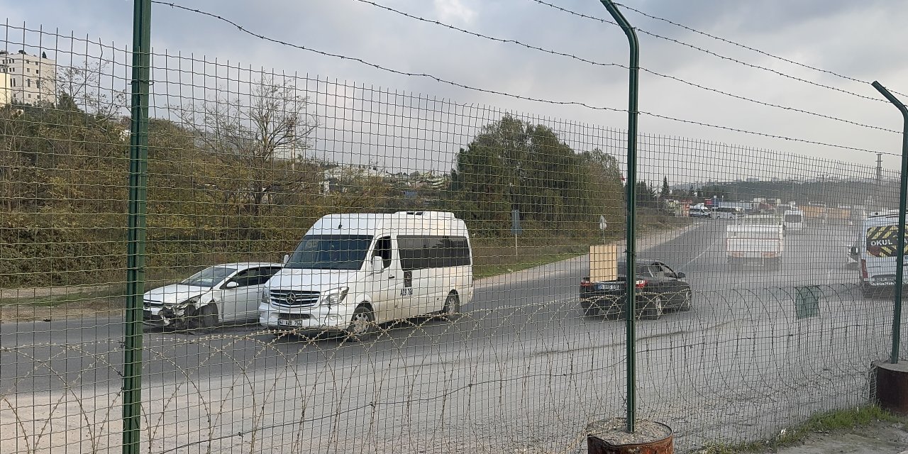 Otomobil ile servis çarpıştı: 1 yaralı