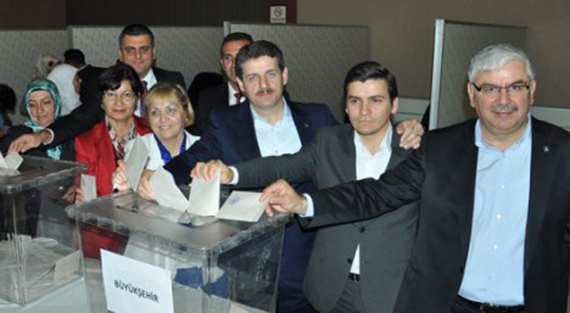 AKP’de temayül yoklaması yapıldı