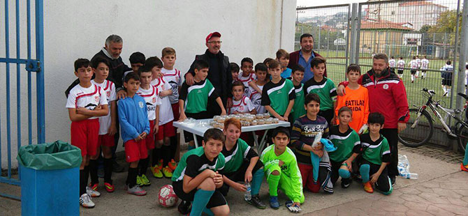 Gençlere federasyon temsilcilerinden aşure jesti