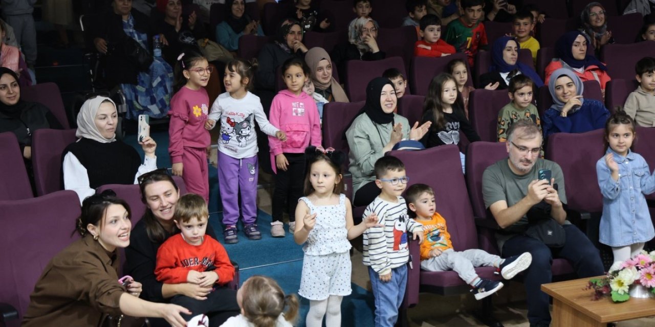 Kartepe'de tiyatro ziyafeti