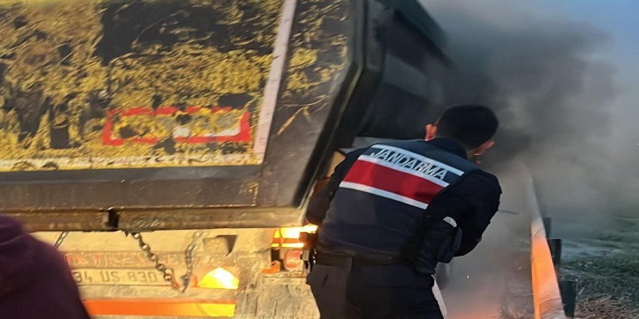 TEM Otoyolu'nda alev alan hafriyat kamyonunu jandarma ve itfaiye söndürdü