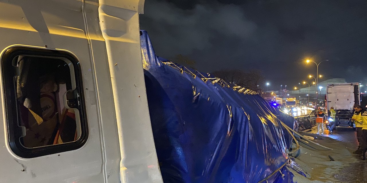 TEM'de tır devrildi: 1 yaralı