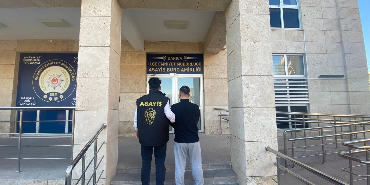 Silahla tehdit ve ruhsatsız silah suçundan aranıyordu!