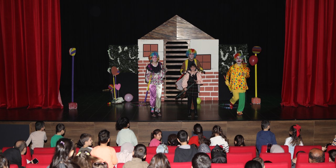 Çayırovalı çocuklar, ara tatilde tiyatroyla eğlendi