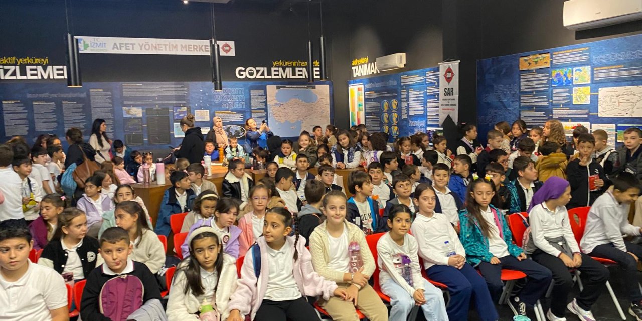 Öğrenciler depremi simülasyonla deneyimledi