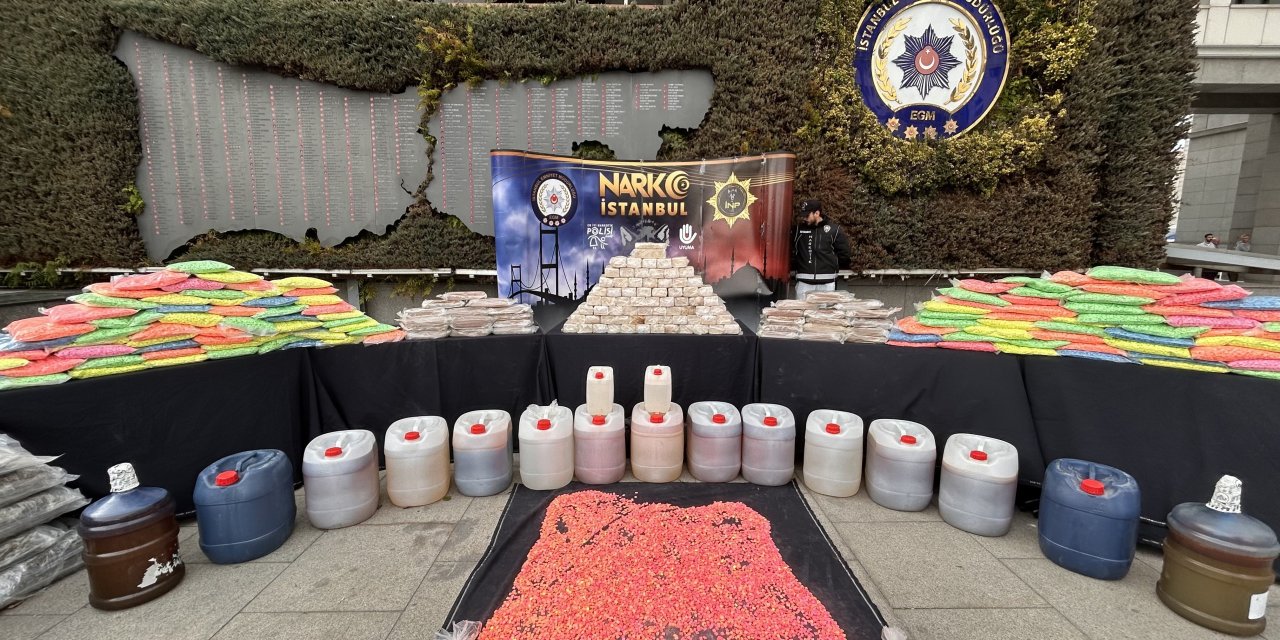 İstanbul ve Kocaeli'de ele geçirilen  uyuşturucular emniyette sergilendi