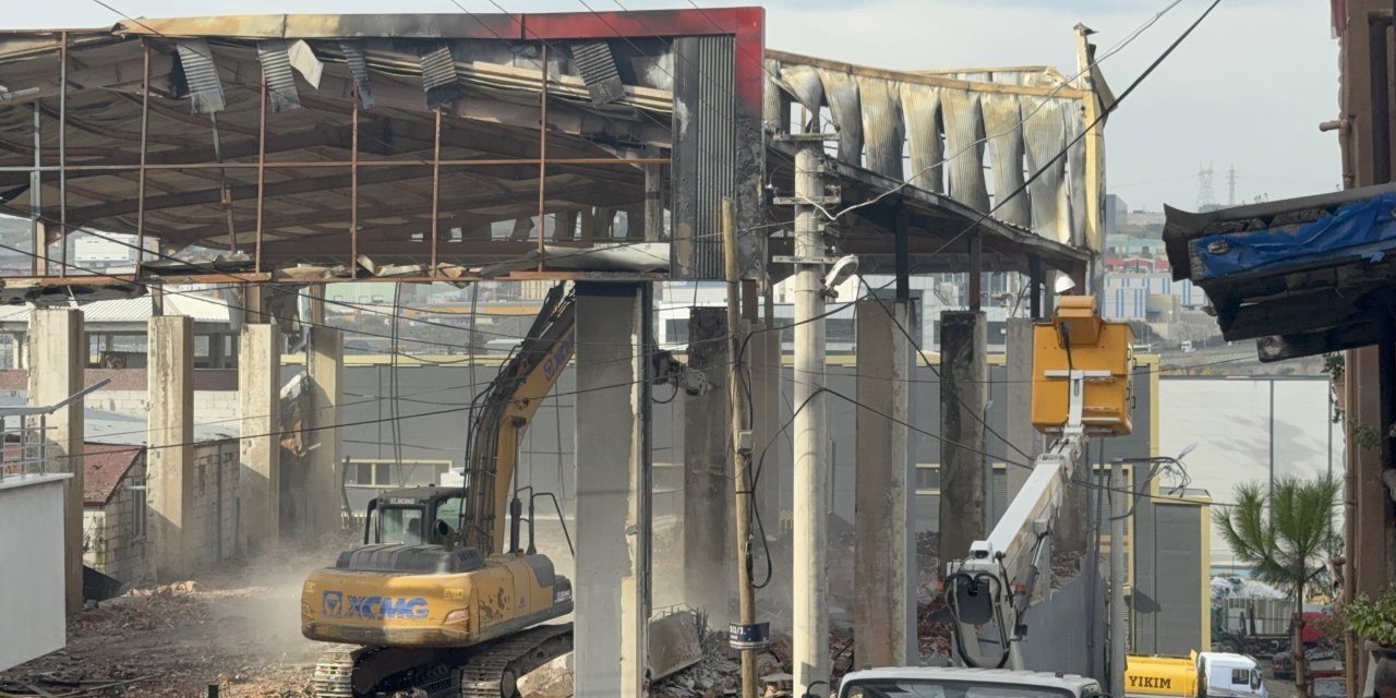 7 kişinin öldüğü parfüm dolum tesisi yıkılıyor