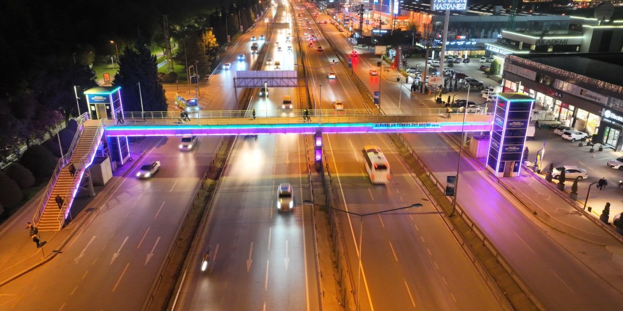 Kocaeli Bilişim Fuarı’nın renkleri üst geçitlerde