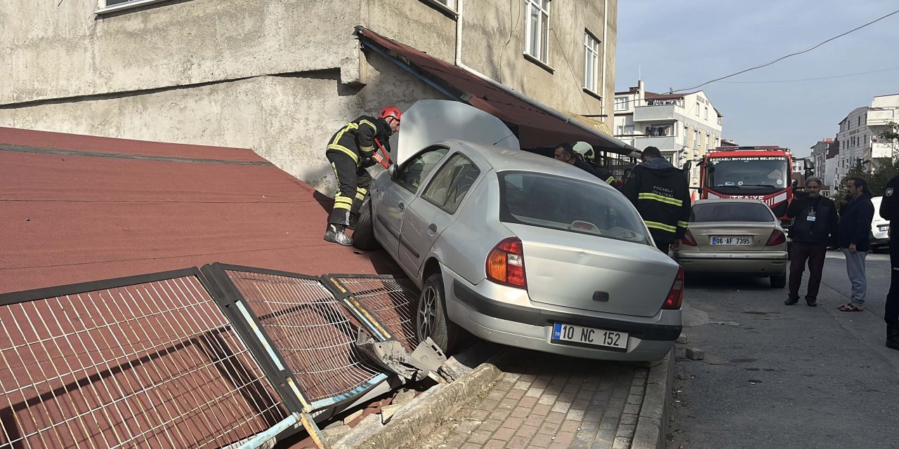 Araca çarpan otomobil evin çatısına çıktı