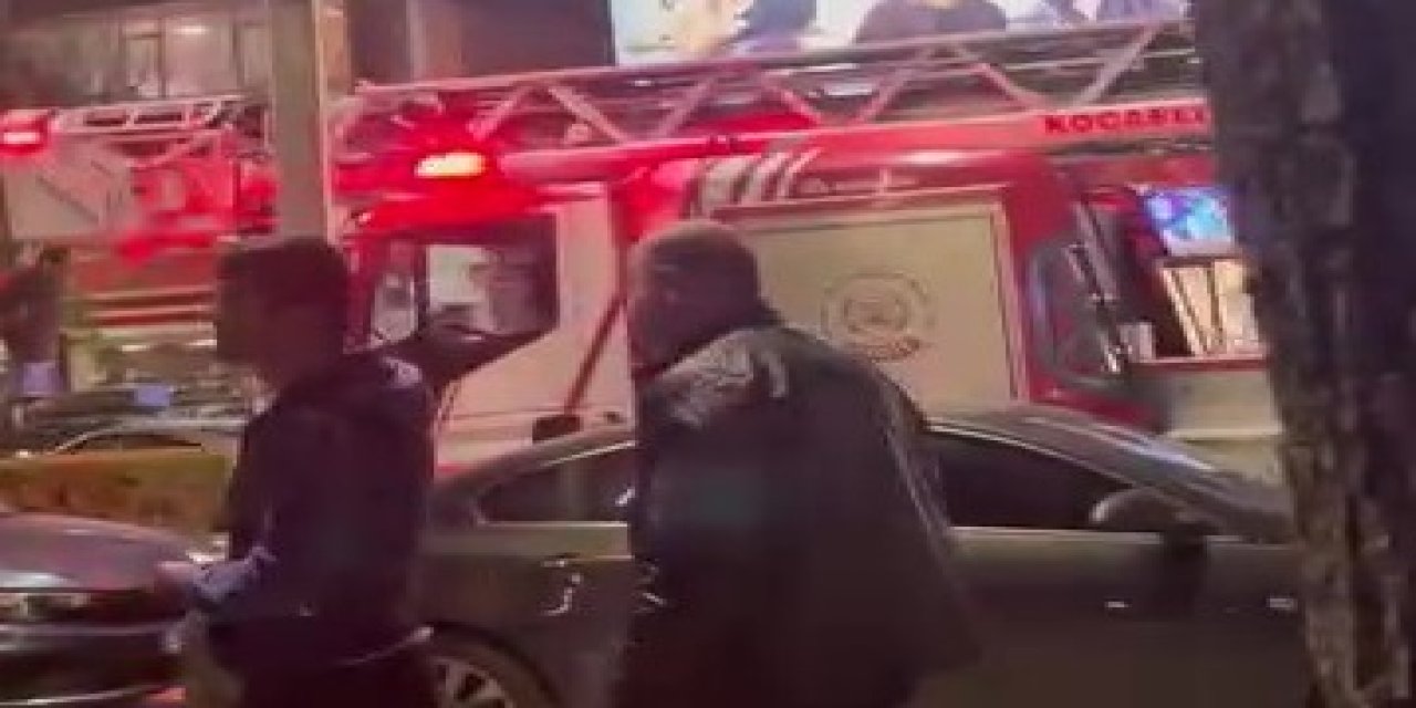 Topunu almak için çıktığı ağaçtan inemeyen çocuğun yardımına itfaiye yetişti