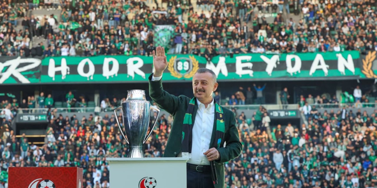 Büyükakın, hem Kocaelispor'u,  hem de taraftarı kutladı