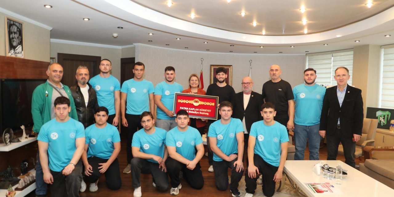 Hürriyet İzmitli pehlivanları ağırladı