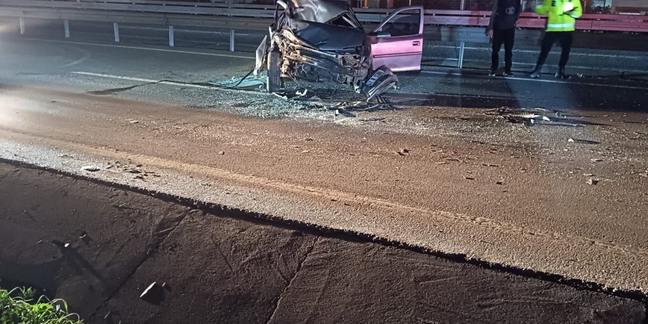 Demir bariyerlere çarpan otomobil parçalandı