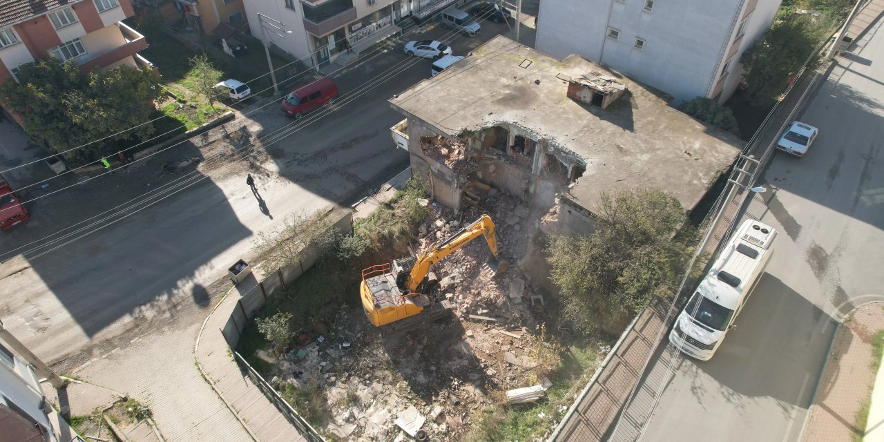 Metruk binanın yıkımı gerçekleşti