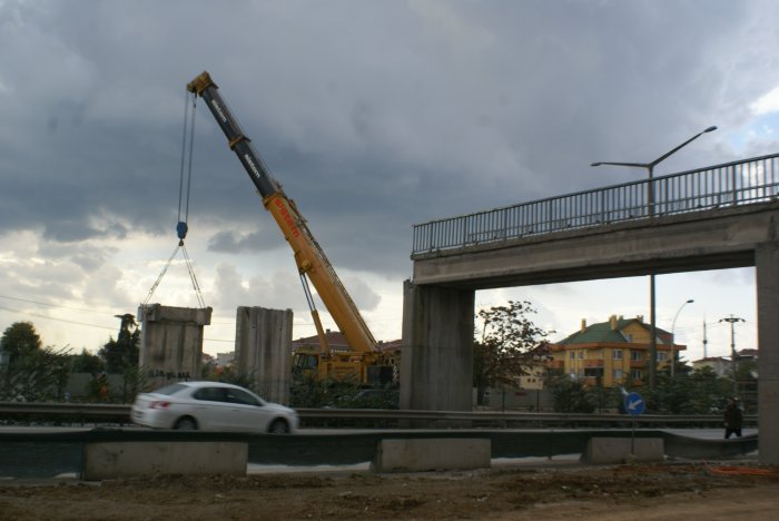 Yayalar yolda kaldı!