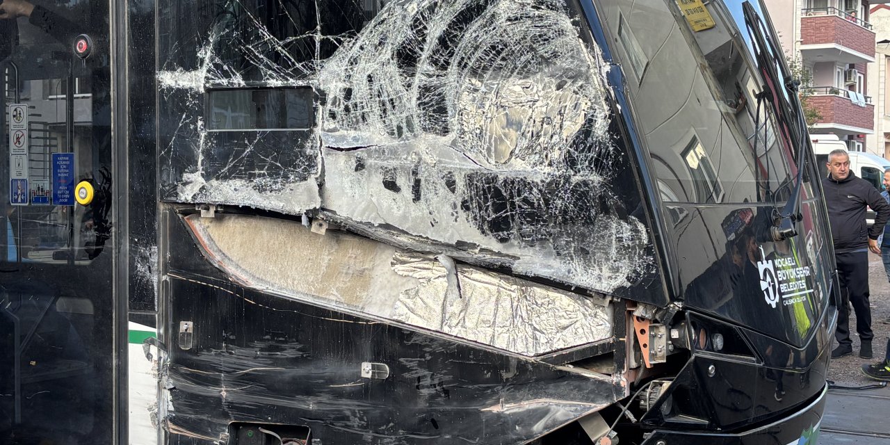 Kocaeli'de çöp kamyonu tramvaya çarptı: 3 yaralı