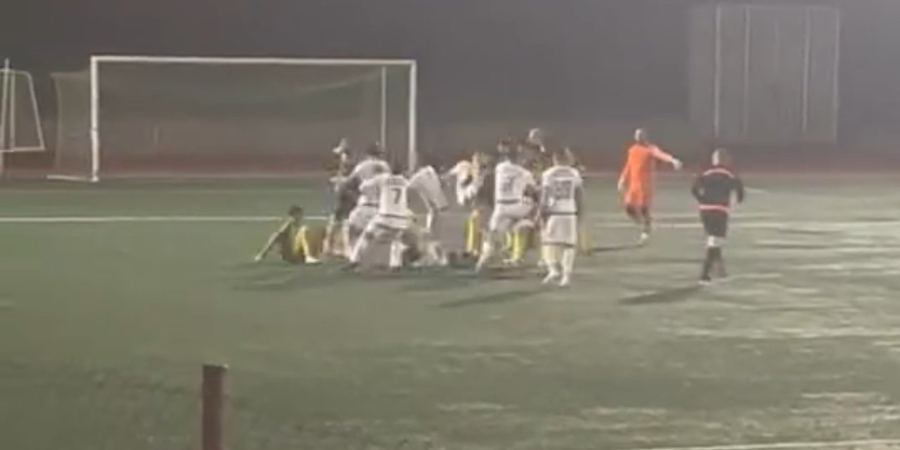 Amatör maçta futbolcular tekme tokat birbirine girdi