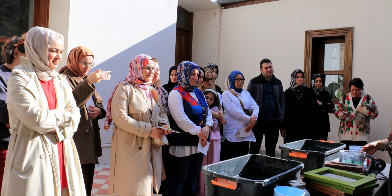 Konak güllerinin kâğıttaki izleri büyüledi