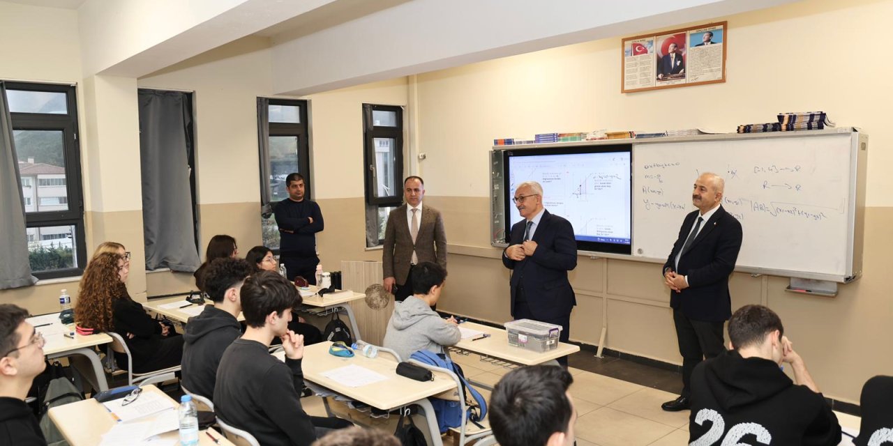 Büyükgöz ve Özyiğit'ten okul ziyareti