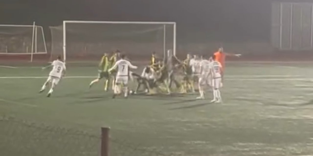 Amatör maçta futbolcular  tekme tokat birbirine girdi