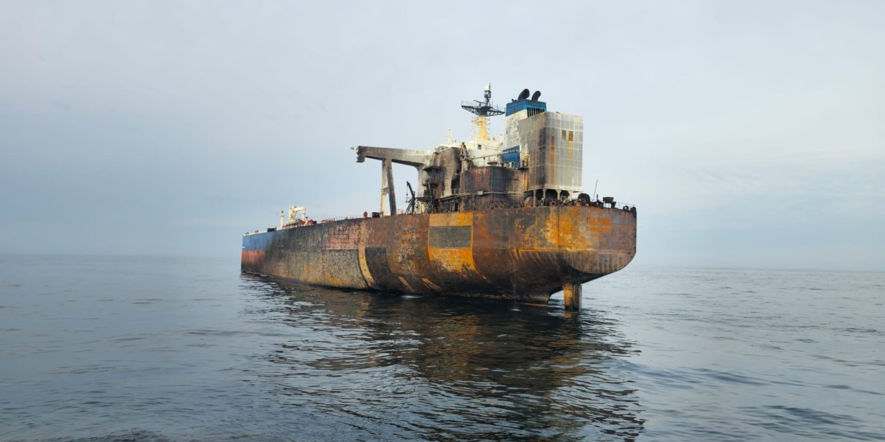 Vurulan tanker KAIROS'ta sızıntı tespit edildi