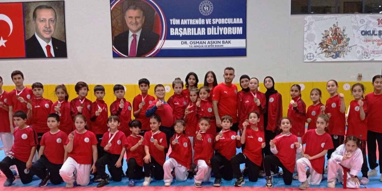 Genç ve minik karateciler 23 madalya aldı