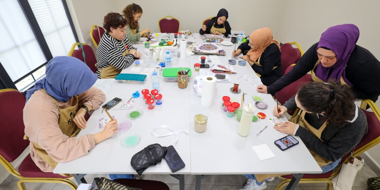 Kadınlar geleneksel sanatları öğreniyor