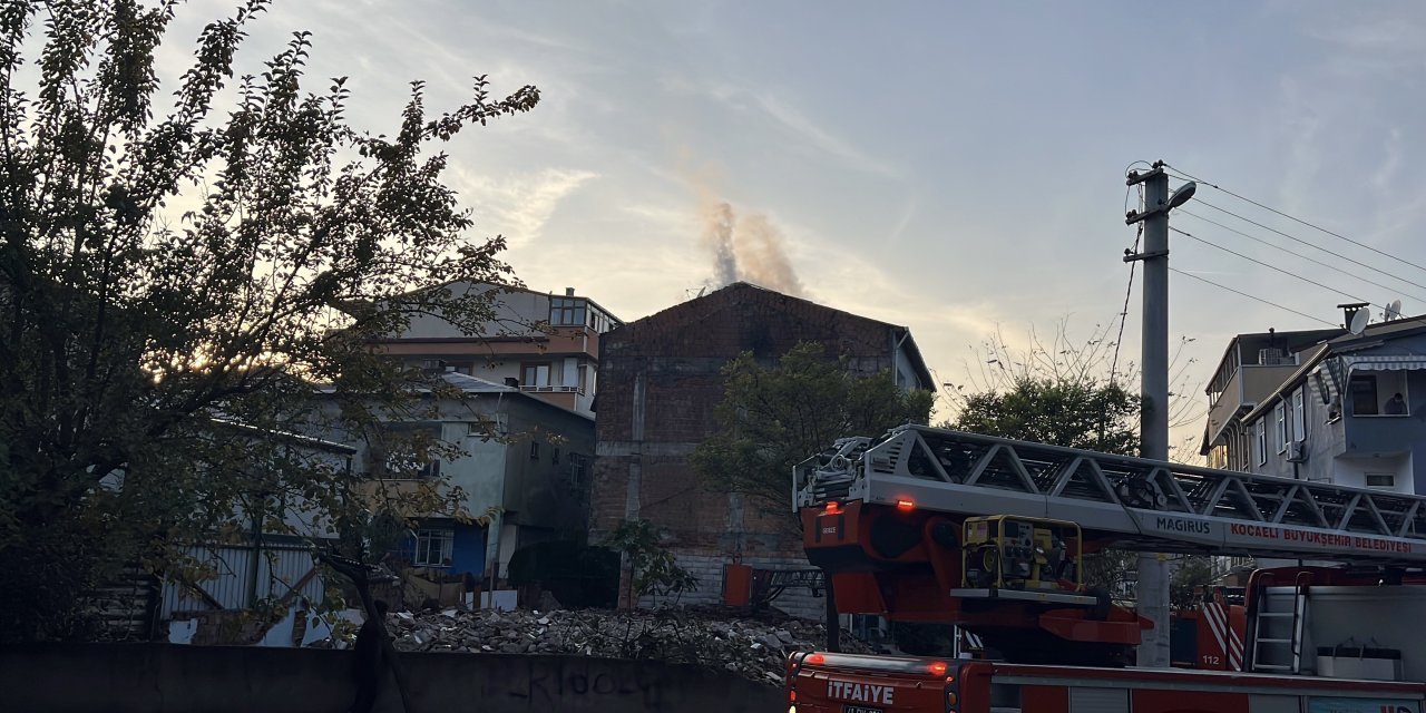 Kocaeli’de bina çatısında yangın