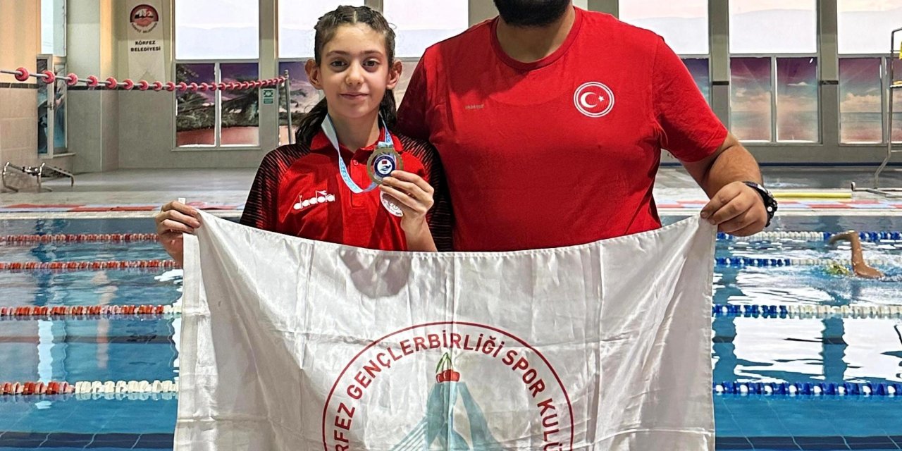 Körfezli yüzücü madalyayla döndü