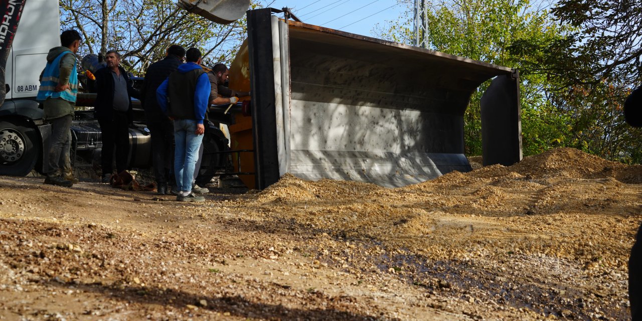 Kamyonun damperi  devrildi, sürücü bayıldı!