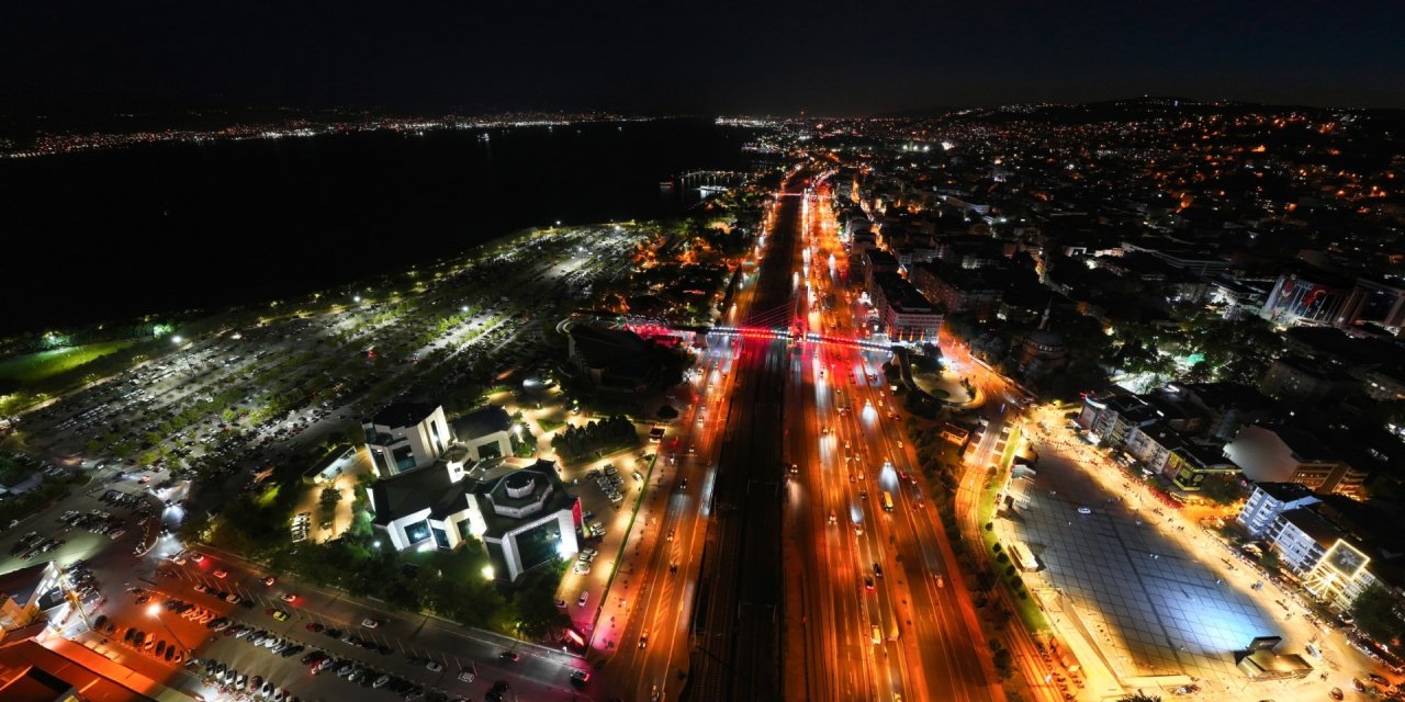 Kocaeli'nin sosyal yaşam alanları gece ışıklarıyla renkleniyor