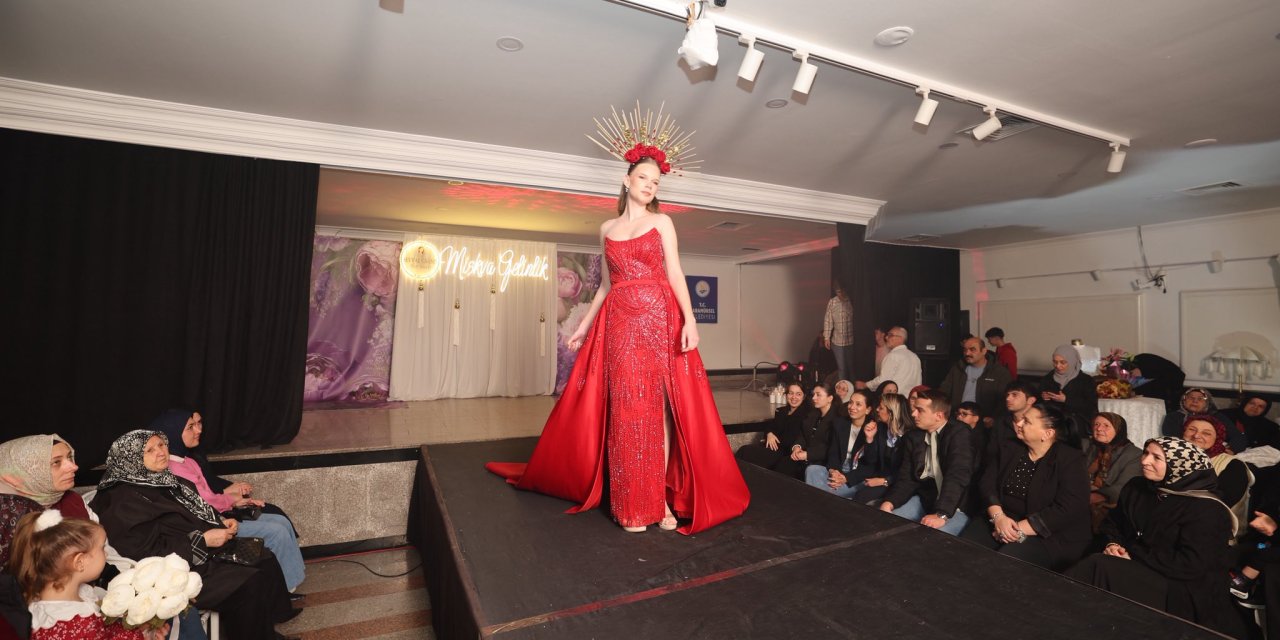 GELENEKSEL 2. EVLİLİK VE DÜĞÜN FUARI    Defile Büyük İlgi Gördü