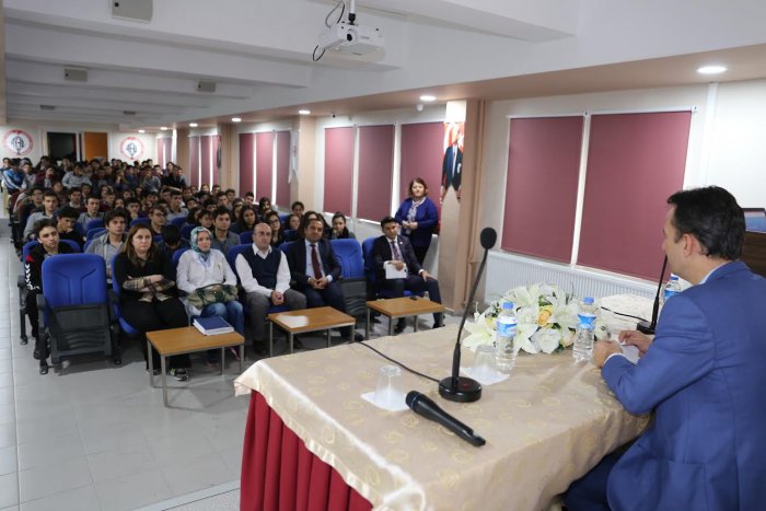 Rektör Görgün liselilere ders verdi