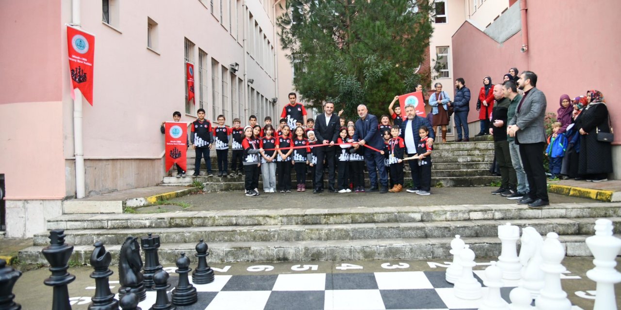 İlkokul bahçesine satranç sahası kuruldu