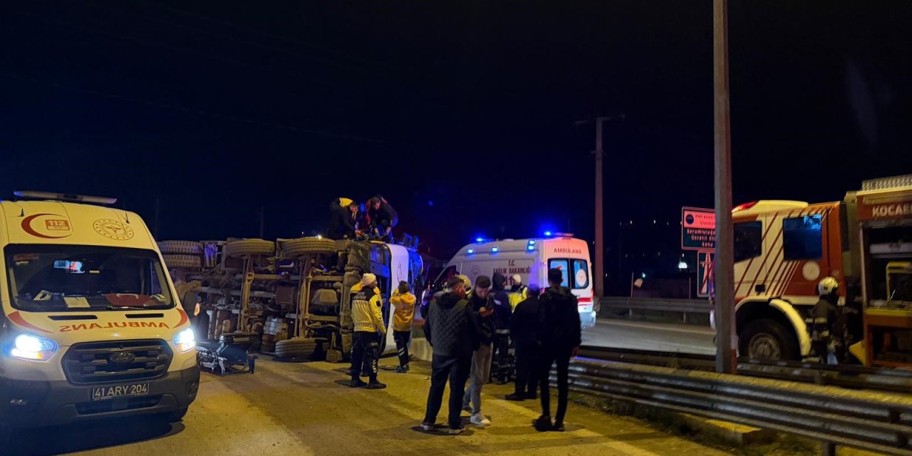 Beton mikseri devrildi: 2 yaralı